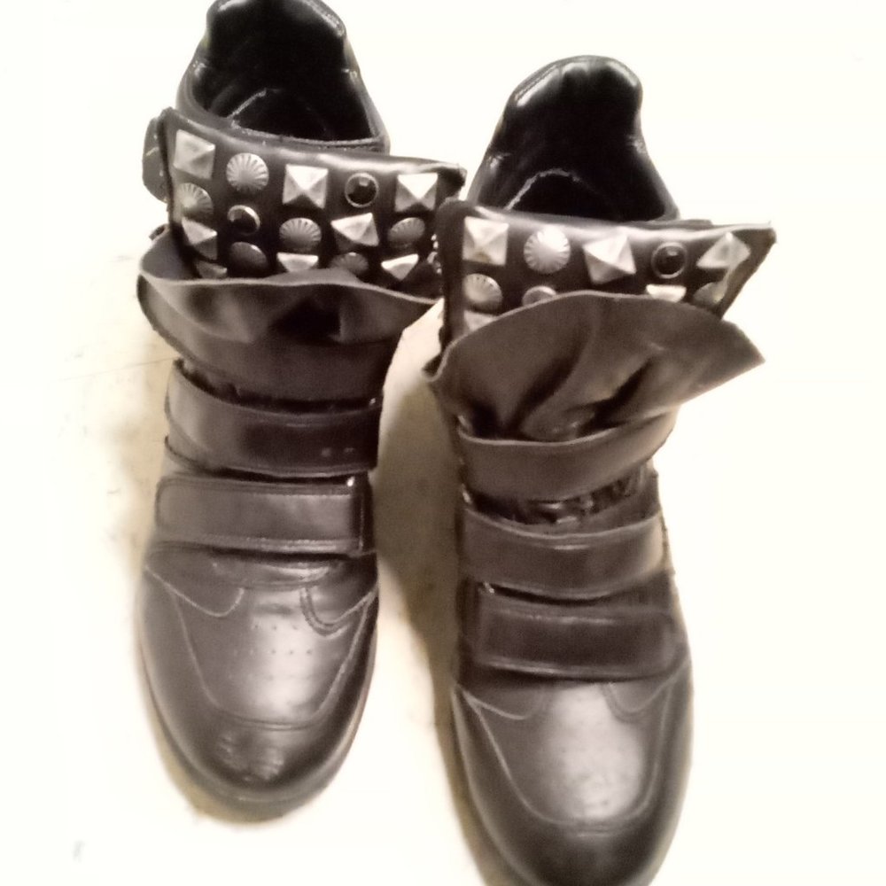 Boots - Picture 2 of 4